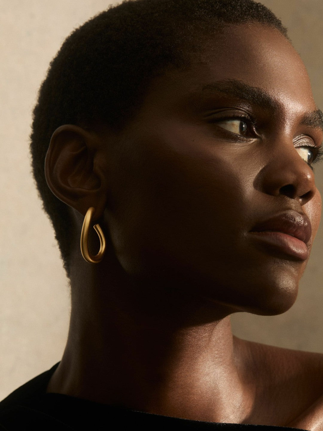 Reiss Wave Hoop Earrings in Gold Tone