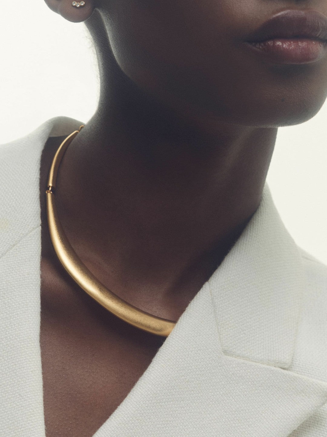 Reiss Polished Curve Choker in Gold Tone