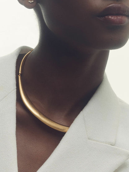 Reiss Polished Curve Choker in Gold Tone
